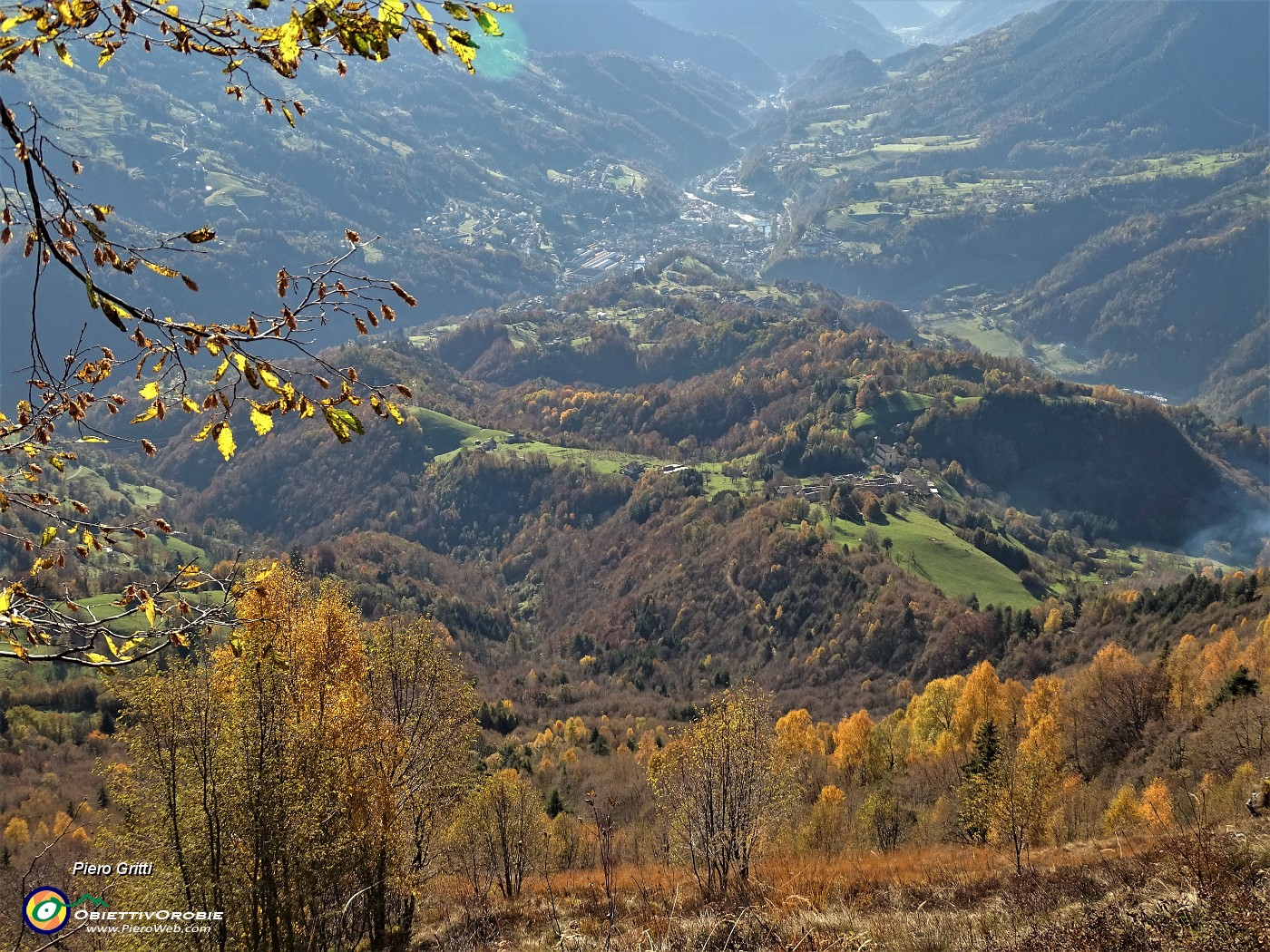 22 Dal Canalino dei sassi vista sulla valle colorata d'autunno.JPG